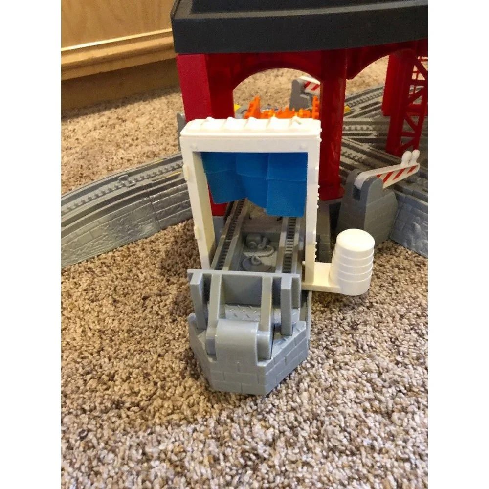 2005 - Fisher Price GeoTrax Workin Haul & Road System Roundhouse - Picture 5 of 9